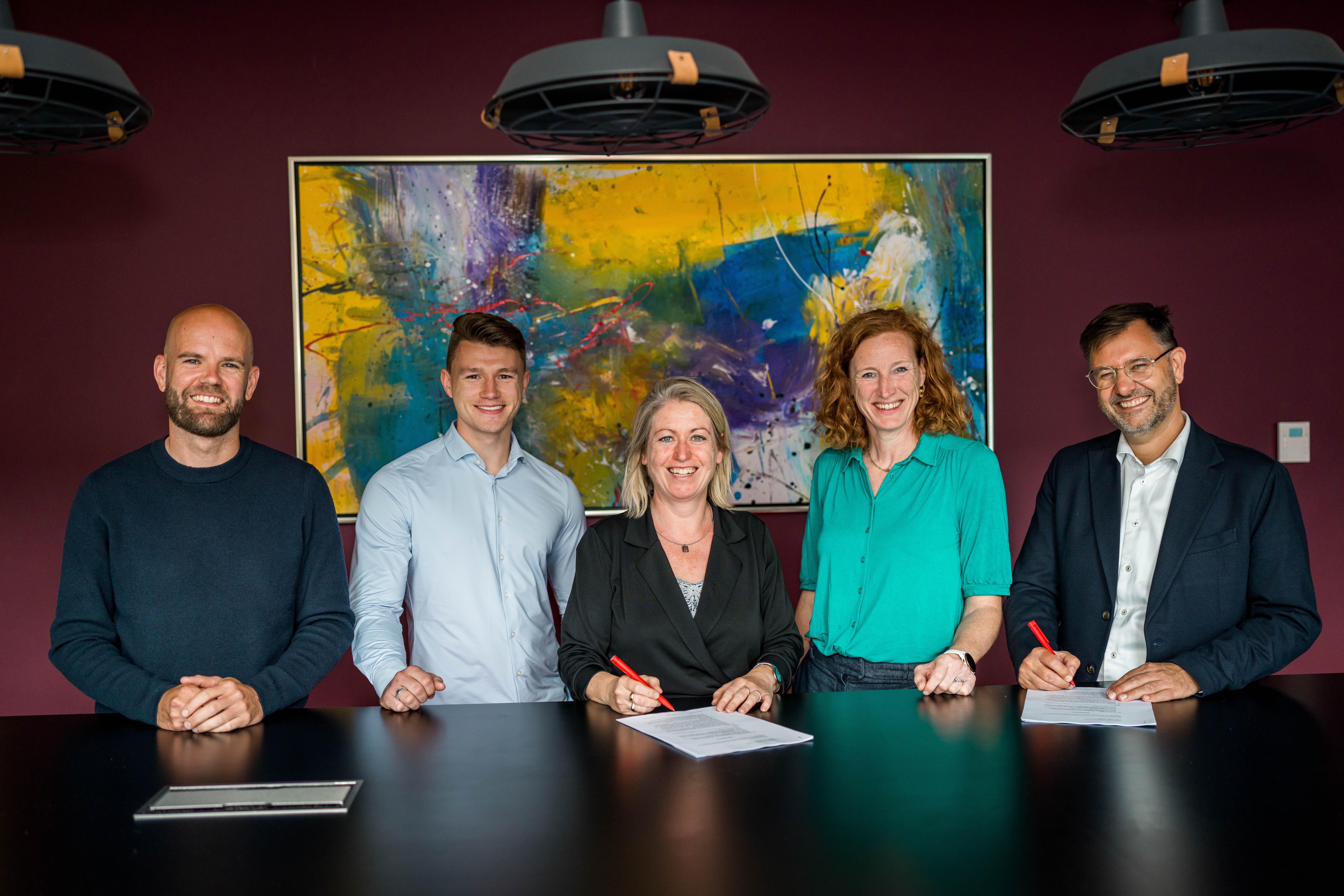 Nicole de Vrij, directeur Ontwikkeling en Zakelijk Beheer bij Eigen Haard (midden) en Egbert Dekker, directeur Vastgoed en Ontwikkeling bij Stadgenoot (rechts) ondertekenen de overeenkomst